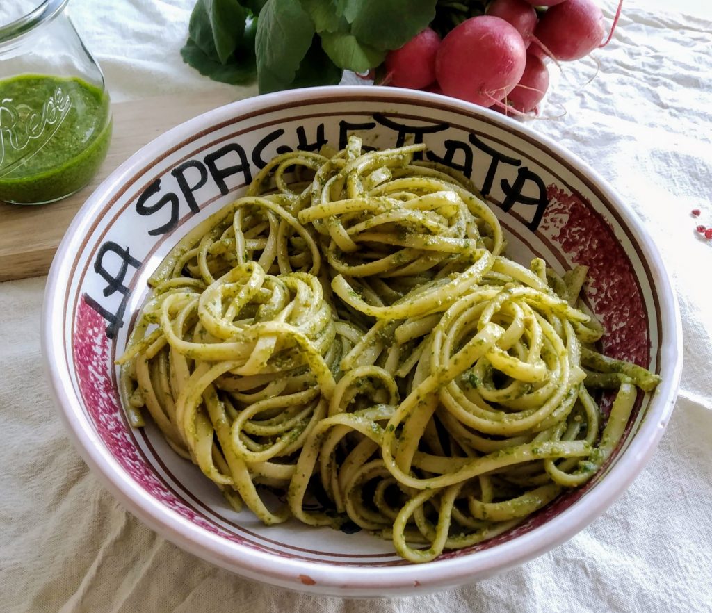 Pasta Pesto vegan Blog Linz Radieschengrün Salat gesund